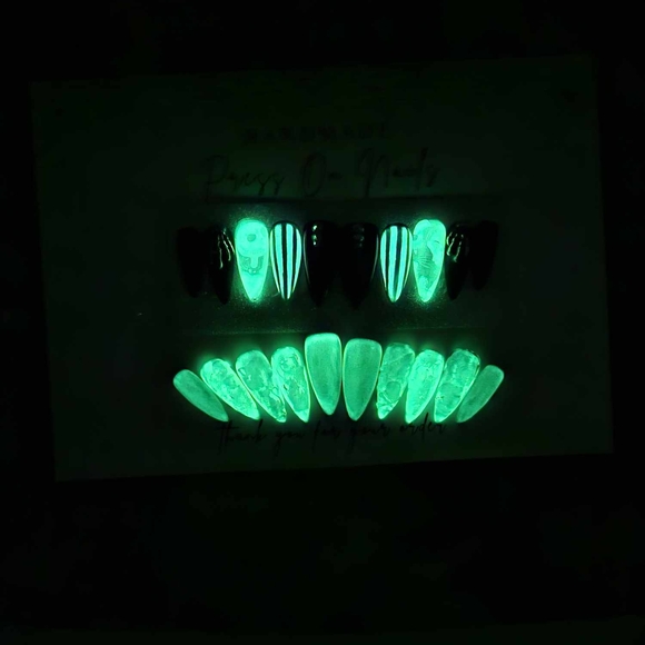 Handmade Black and White Press-On Nails - Picture 4 of 4